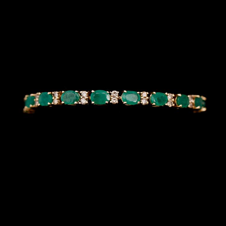 ARMBAND, 14 k guld, 17 smaragder tot ca 17.00 ct, briljantslipade diamanter tot ca 1.80 ct.