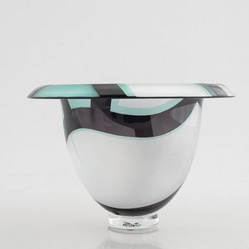 Klas-Göran Tinbäck, a glass bowl, made in his own studio in 1989.