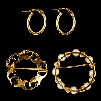 BROSCHER, 2 st, 18k guld med odlade pärlor resp olikfärgade stenar samt ÖRHÄNGEN, ett par, 18k guld. Vikt 9 g.