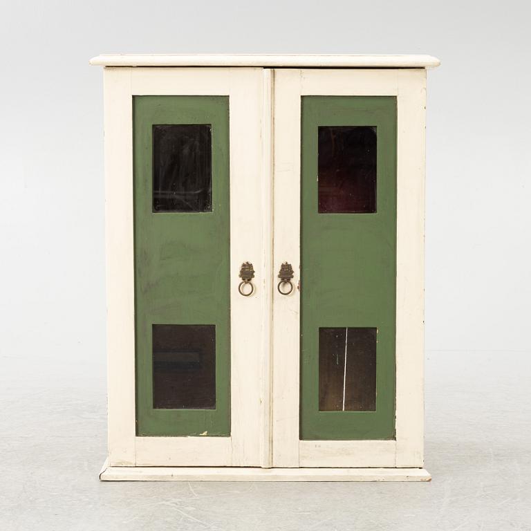 Dockskåp med dockskåpsmöbler samt tillbehör, bl a Berit Bergström, Nolbyn, Värmländskt Hantverk, 1940-/50-tal.