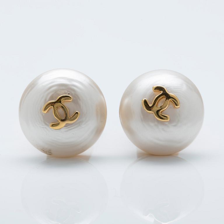 CHANEL, earring, gold metall with simulant pearl.