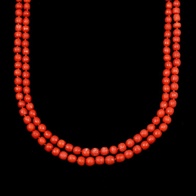 COLLIER, korall, lås i 18 k guld med korallcamé, omkring 1900.