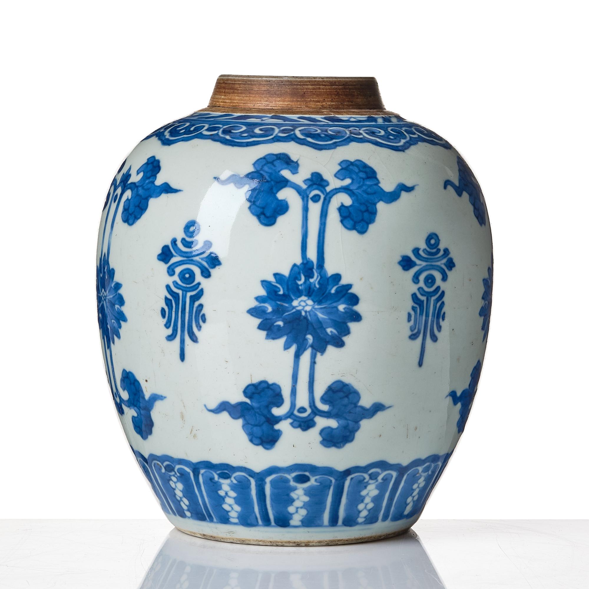 A blue and white jar, Qing dynasty, Kangxi (1662-1722).