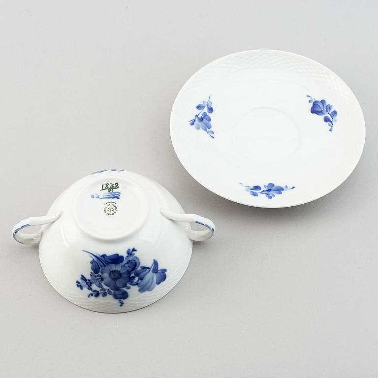Royal Copenhagen, a part 'Blå Blomst' dinner service, Denmark (41 pieces).