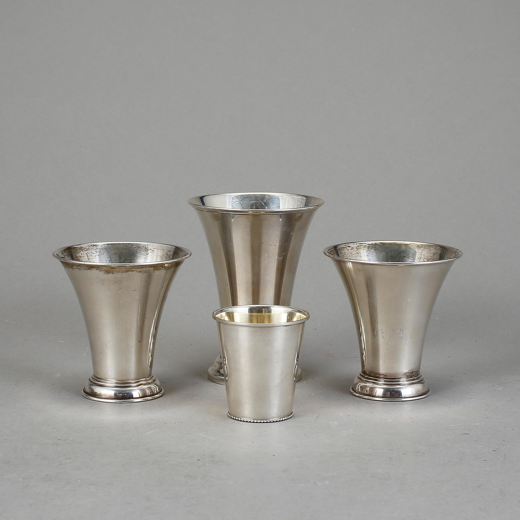 BÄGARE 4 st, silver. Bla Walléns guld och silversmide, Stockholm, 1954. Total vikt ca 329 g.