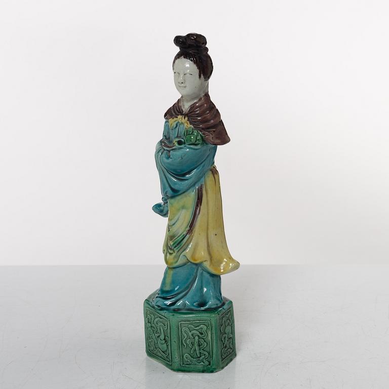 A Chinese porcelain figure of an elegant lady, 20th century.