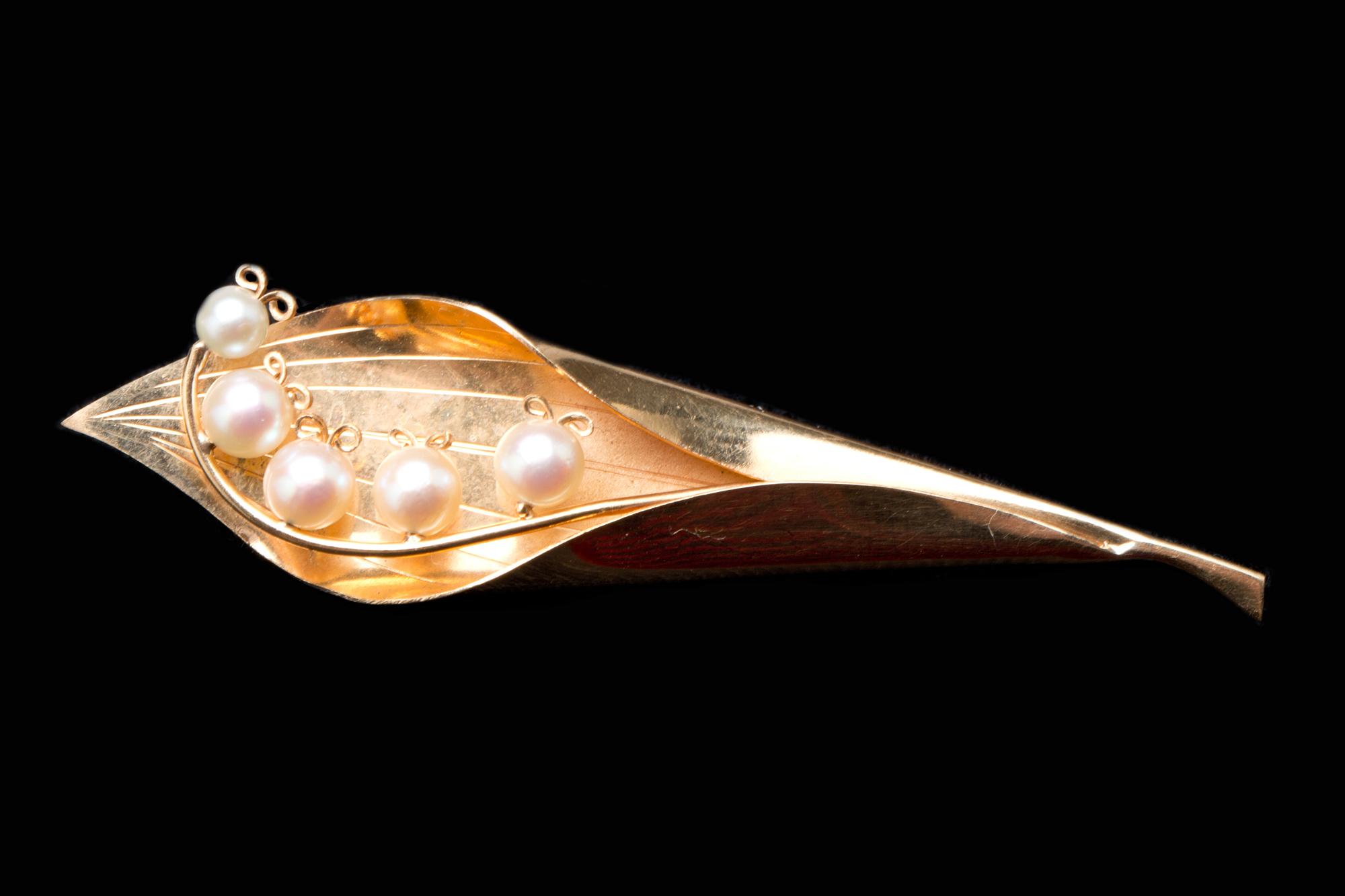 BROSCH, 18 k guld med odlade pärlor, Gravyr & Guldsmedsateljen Rosen, 1957, Uddevalla. Vikt ca 4 g.