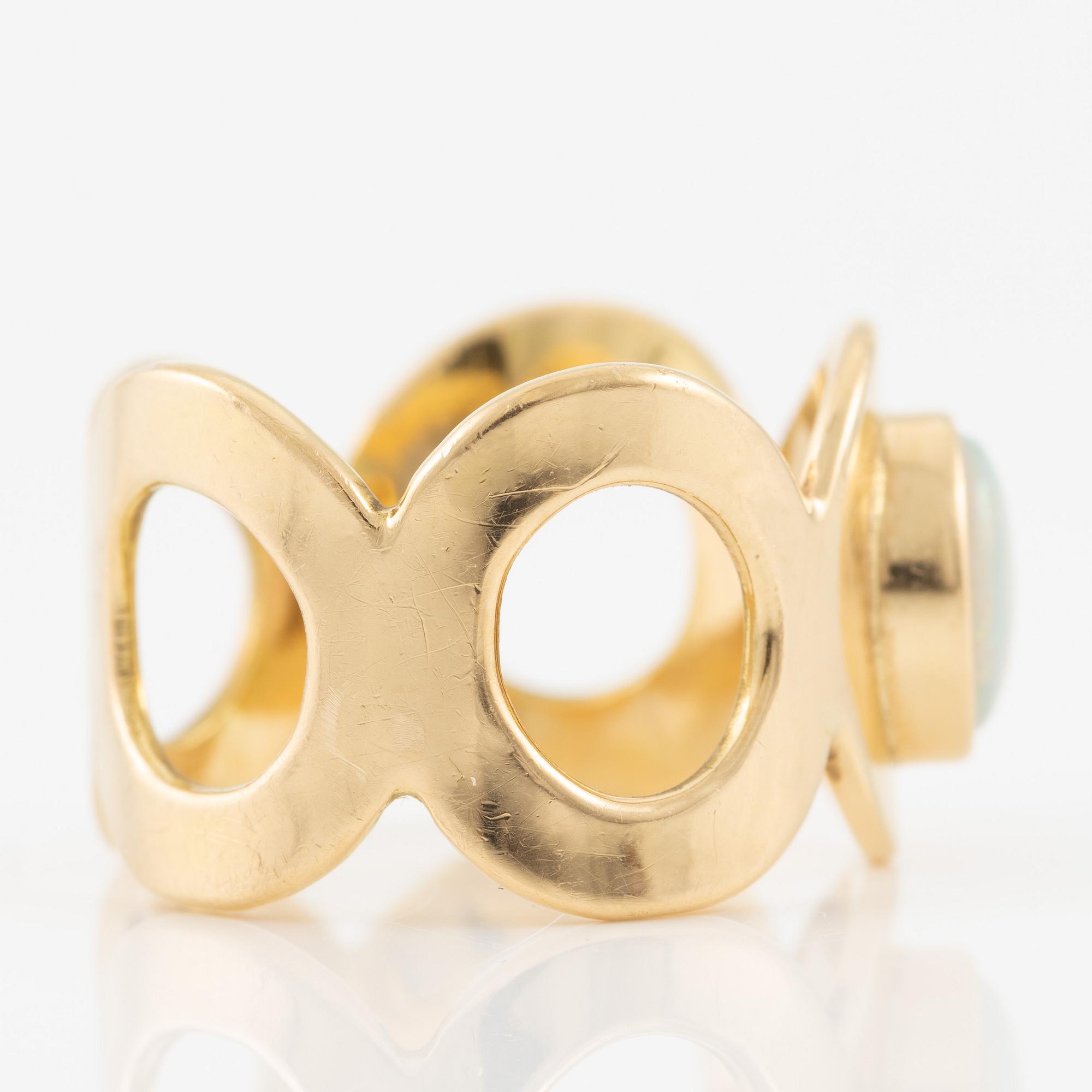 Ring 18K gold with an opal.