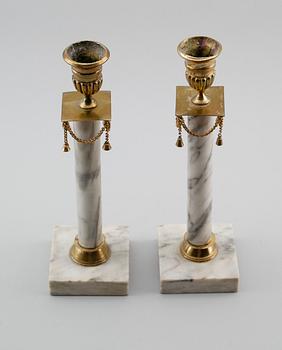 LJUSSTAKAR, 1 par, marmor, sengustavianska, omkring år 1800.