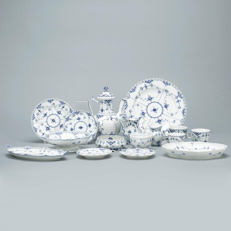 SERVISDELAR, 54 delar, "Musselmalet", Royal Copenhagen, Danmark, 1900-tal.