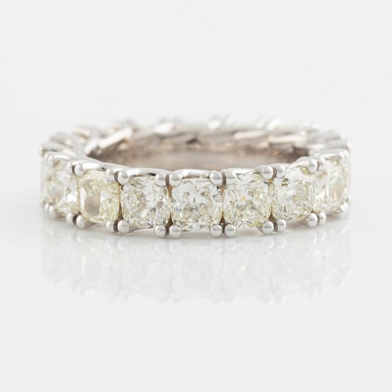 Cushion cut diamond eternity ring, totalt 6,02 ct.