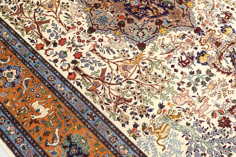 A figural Tabriz carpet, approx. 290 x 208 cm.