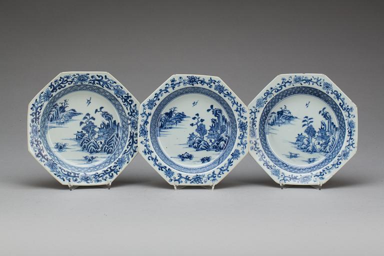 TALLRIKAR, 2+1, porslin, Kina, Qianlong 1736-1795.