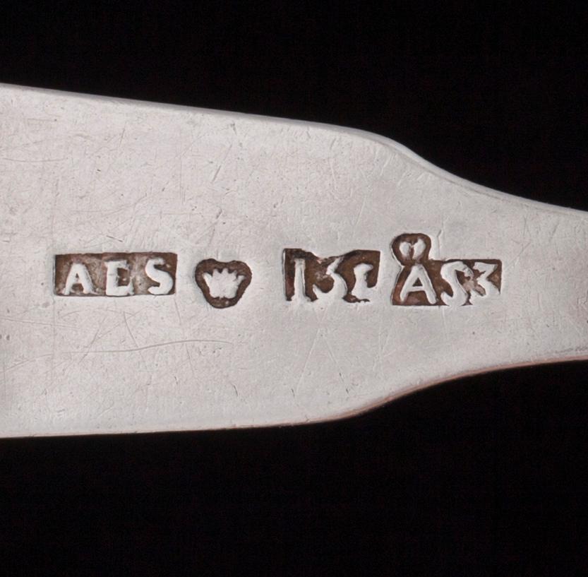 BESTICK, 35 delar, silver och nysilver, engelska, finska, ryska stämplar, 1845-1900-talets mitt. Total silvervikt 465 g.