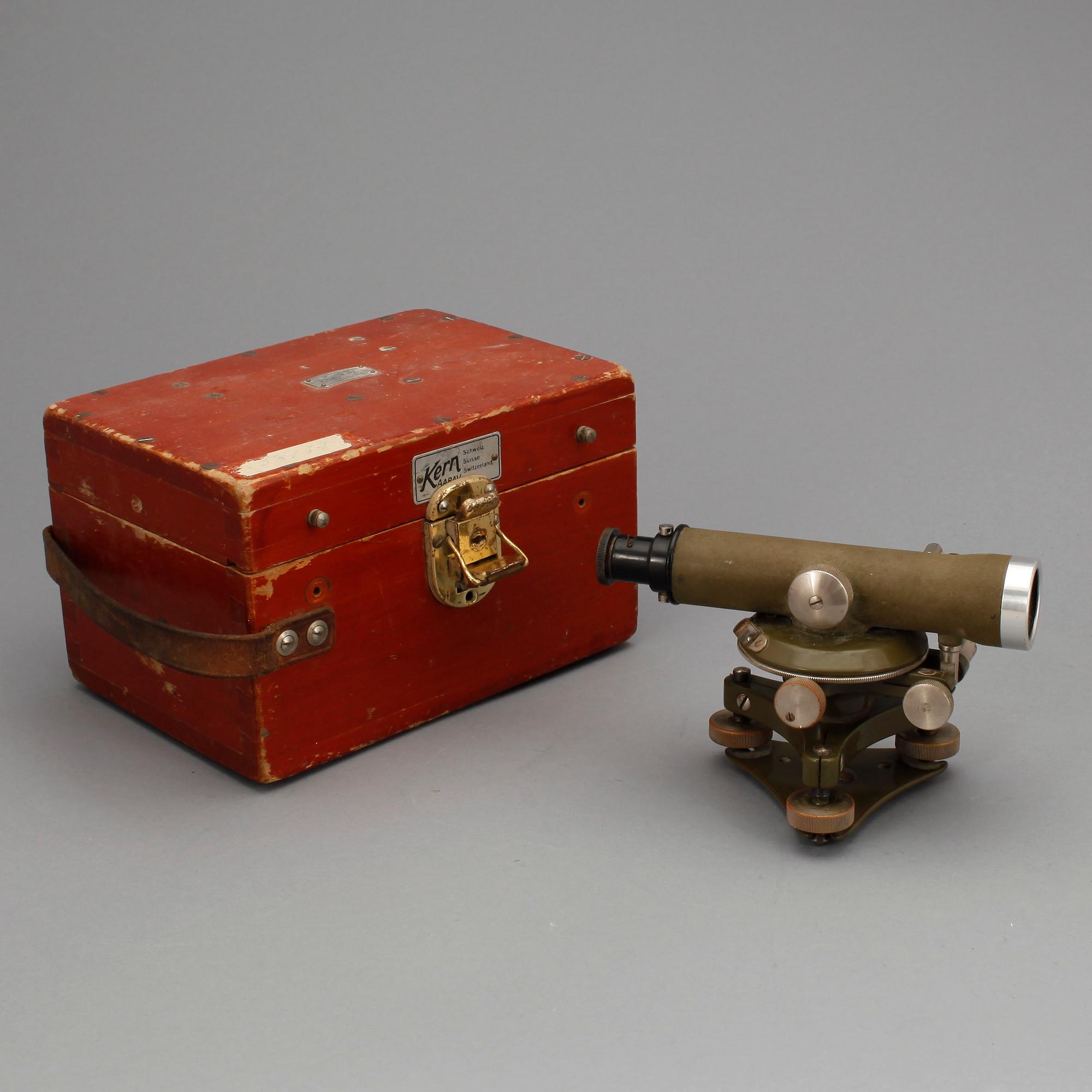 MÄTINSTRUMENT på tripod, 1900-talets mitt.