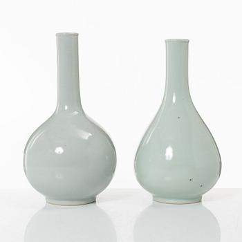 Two porcelain bottles, Japan/Korea, 20th century.