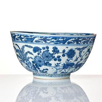 A large blue and white bowl, Ming dynasty, Wanli (1572-1620).