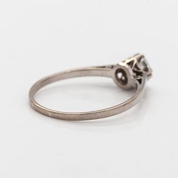 Ring, 18K vitguld med briljantslipad diamant.