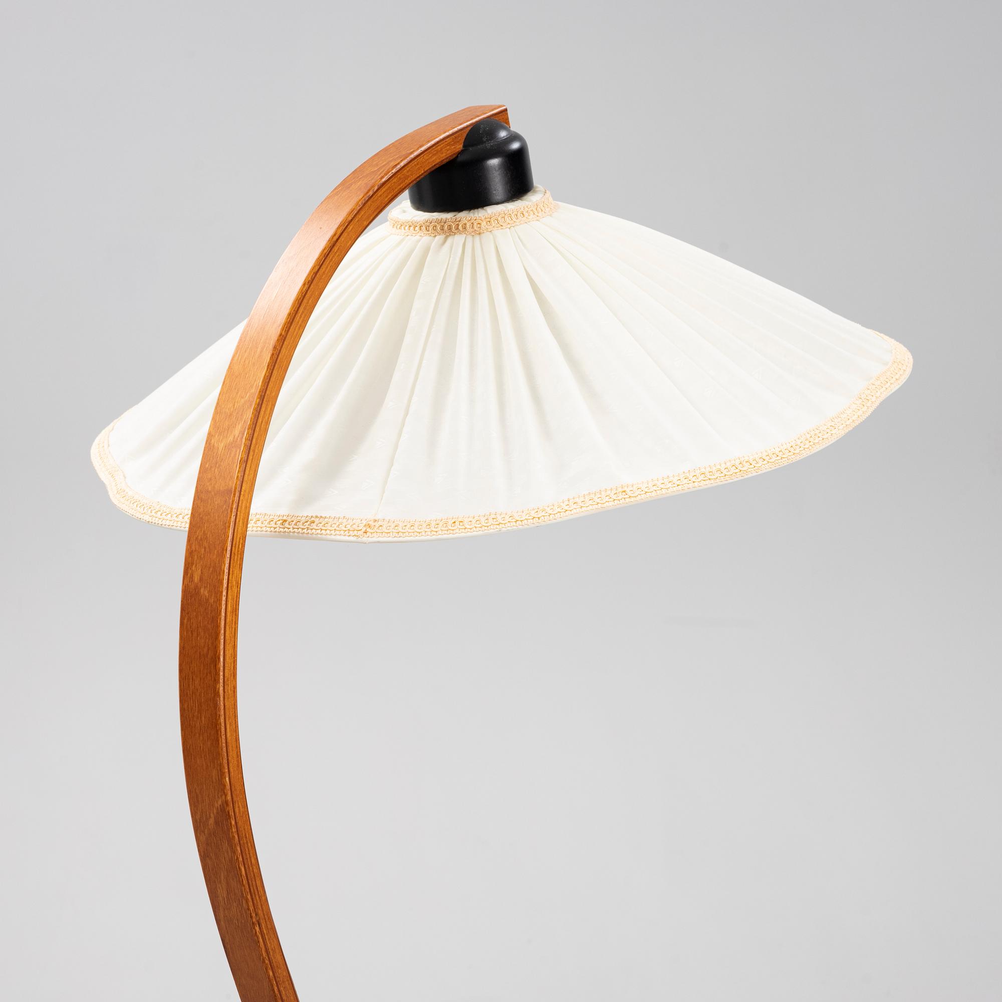 A floor lamp from Lamp Gutaf.