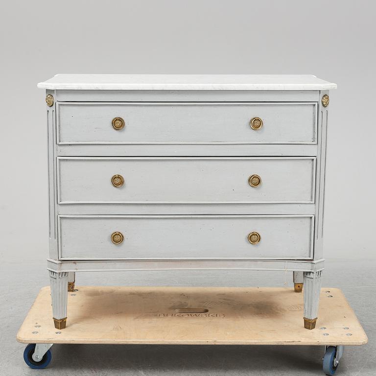 A painted Gustavian style chest of drawers, first half of the 20th Century.