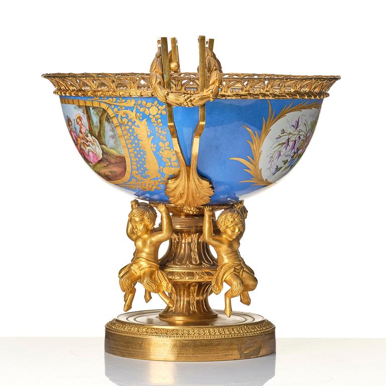 Uppsatsskål, förgylld och patinerad brons samt porslin. Frankrike, "Sevres", 1800-tal.