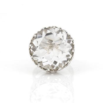 RING, med fasetterad bergkristall, ca 24 ct, 'BBH', Köping, 1973.