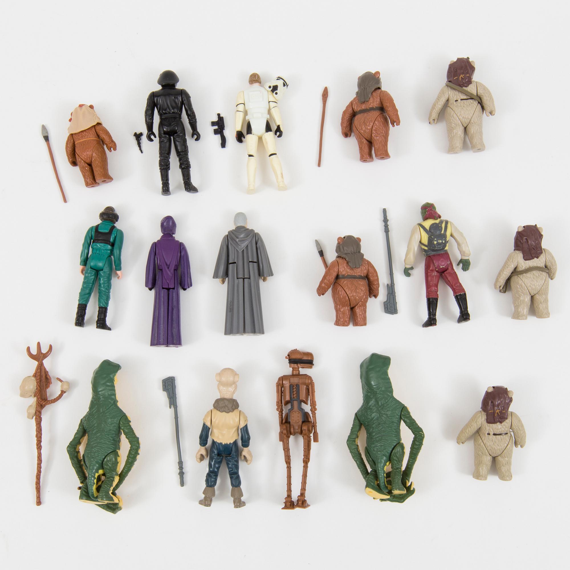 Sixteen Star Wars action figures by Kenner 1985.
