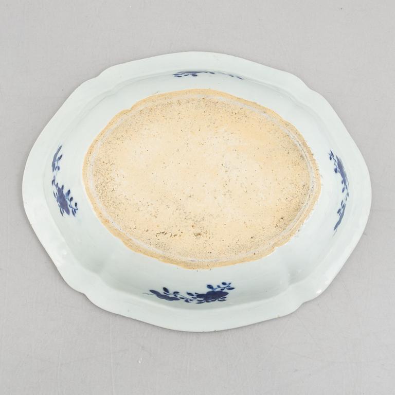 A Chinese export porcelain tureen with cover and a charger, Qing dynasty, Qianlong (1736-95).