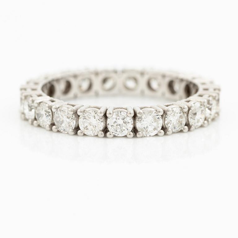 Full eternity ring in 18K white gold set with brilliant-cut diamonds.