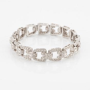 An 18K white gold bracelet set with round brilliant-cut diamonds.