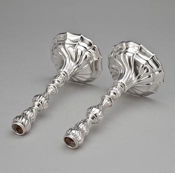 LJUSSTAKAR, ett par, sterlingsilver, svenska importstämplar, rokokostil, 1900-tal.