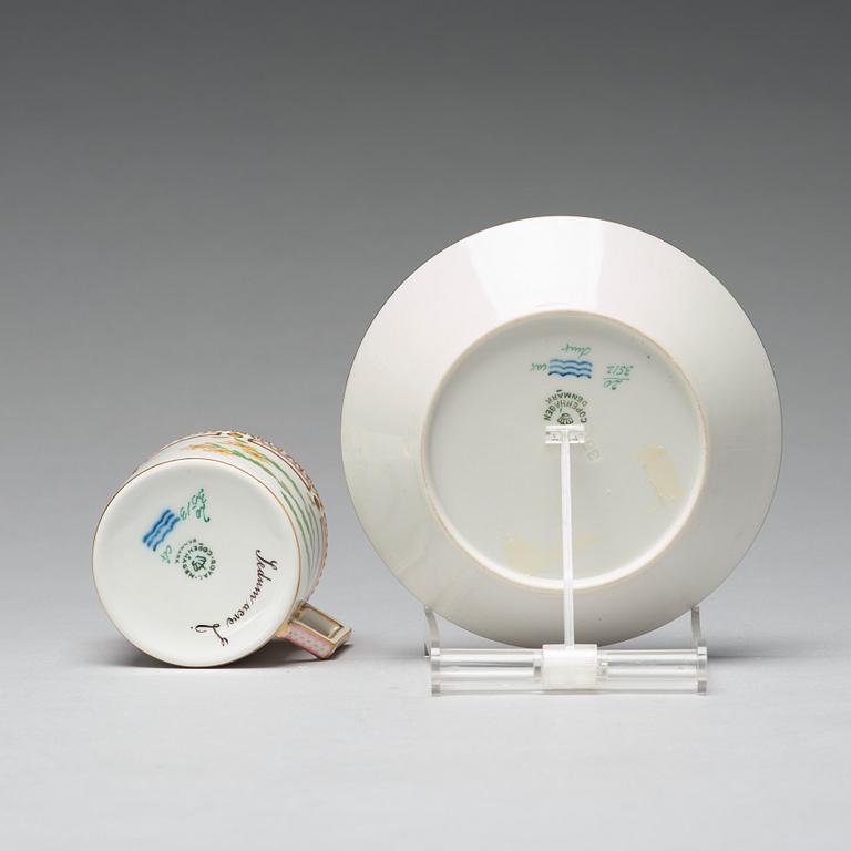 KAFFEKOPPAR med FAT, åtta stycken, porslin. "Flora Danica", Royal Copenhagen, Danmark.