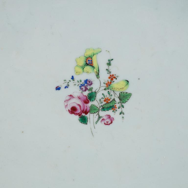 A rare and fine famille rose porcelain platter, Qing dynasty, 18th century.