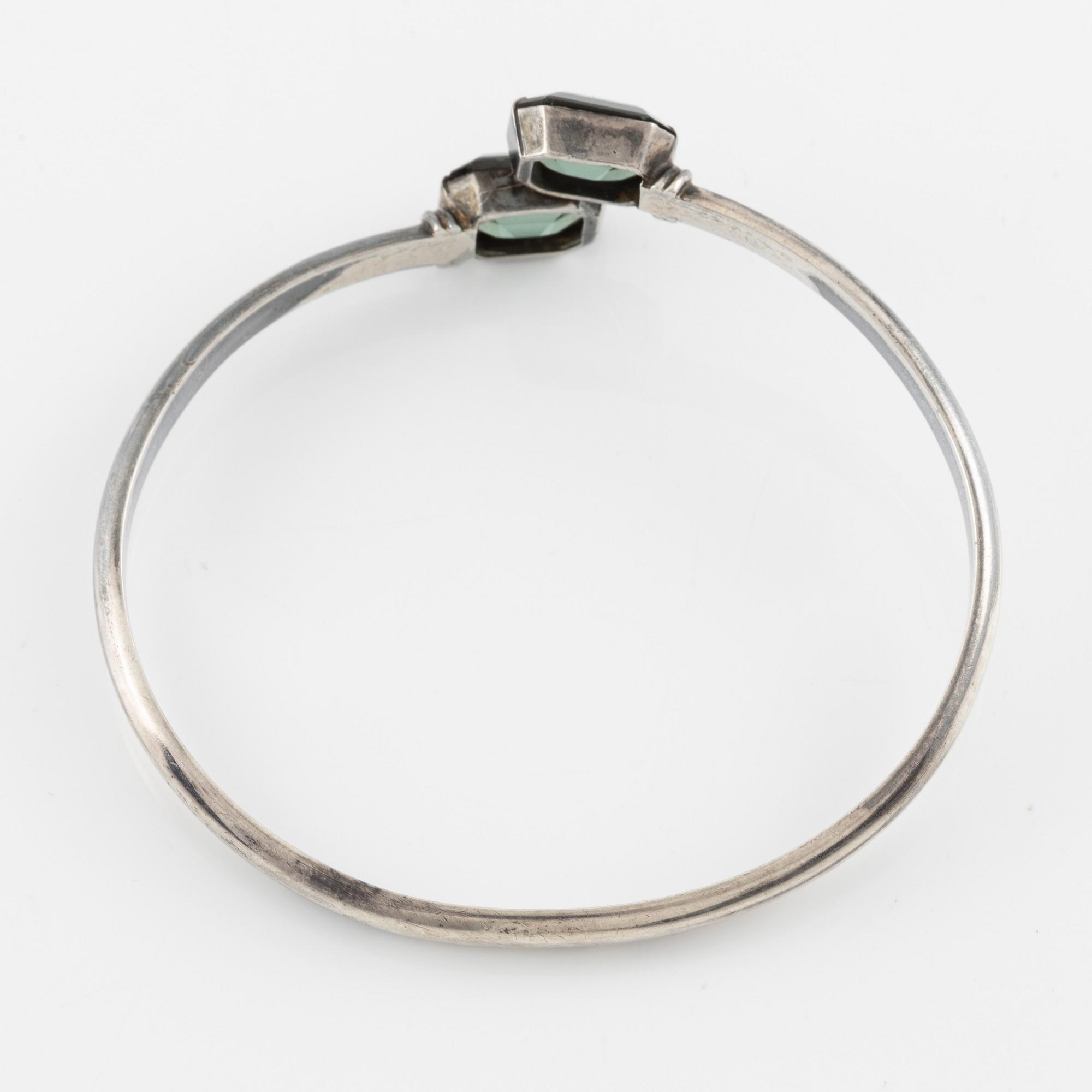 Arm ring, Flavia, silver with two faceted synthetic green spinels.