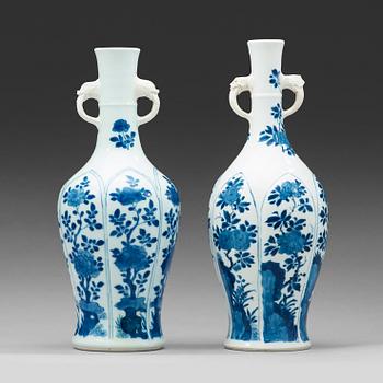 322. VASER, två stycken, porslin. Qingdynastin, Kangxi (1662-1722).
