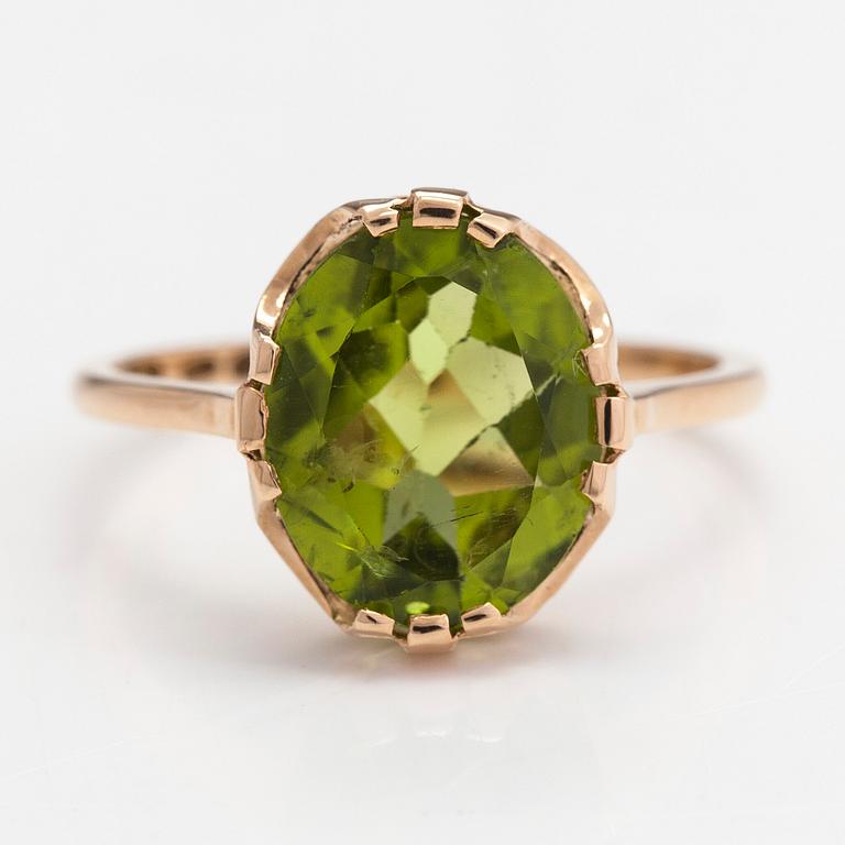 Ring, 18K guld och peridot, Oskar Lindroos, Helsingfors 1932.