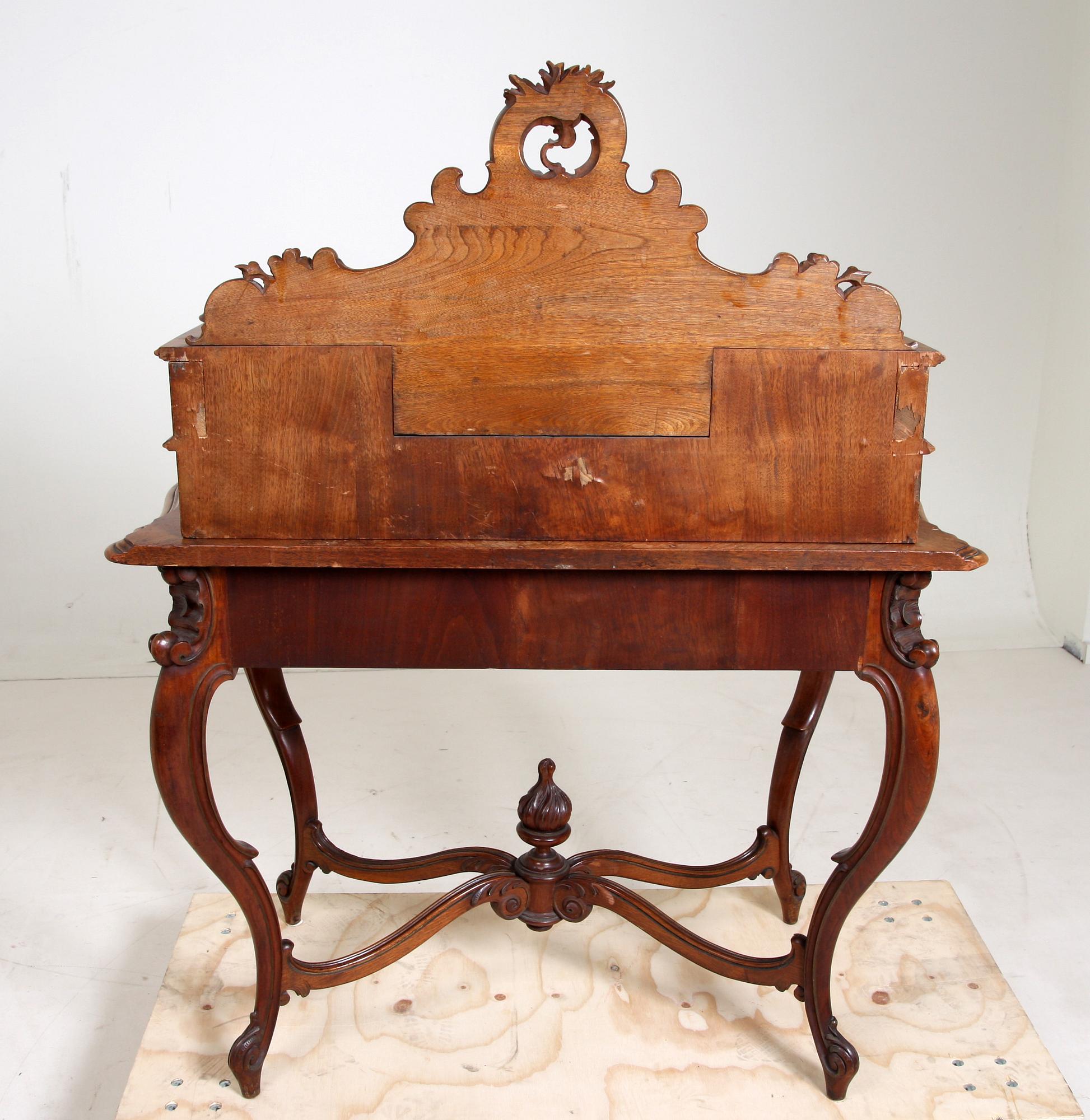 DAMSKRIVBORD, rokokostil. 1900-talets början.