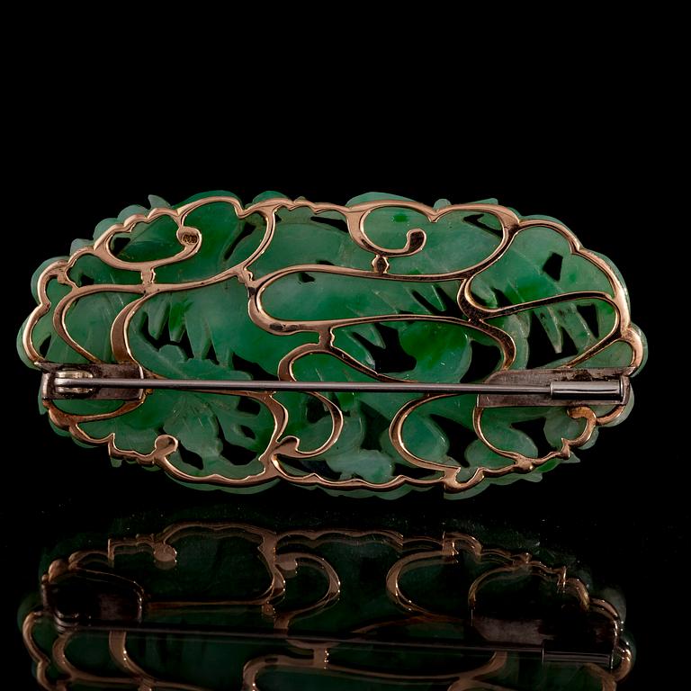 BROSCH, 14K guld, jade. Vikt ca 23,9 g.