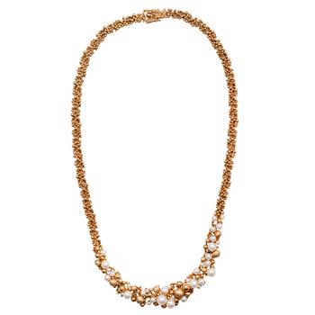 347. A NECKLACE, 18K gold, akoya pearls. Length c. 45 cm.  Weight 80 g.