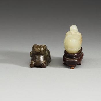 FIGURINER, två stycken, nefrit. Kina.