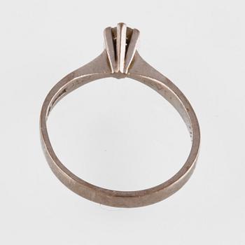 RING, 18K vitguld med briljantslipad diamant 0.12 ct, Jarl Sandin, Göteborg, 1975. Vikt 2,6 gram.