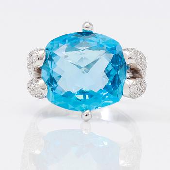 RING, blå topas samt diamanter.
