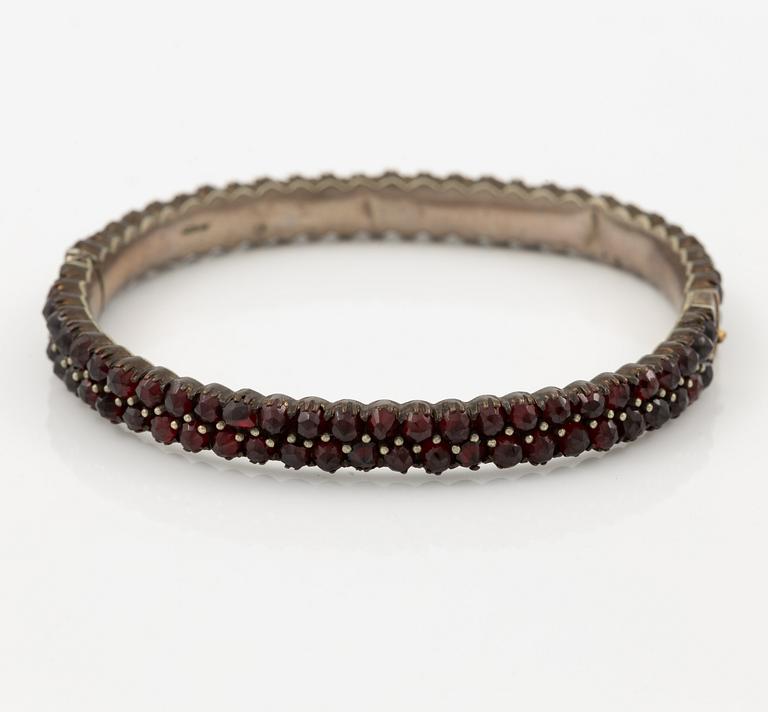 Garniture, two rings, brooch, two necklaces, and two pairs of earrings, armlet, garnets.