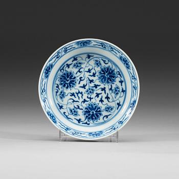 141. A blue and white lotus dish, Qing dynasty, Xuantong mark and of period (1909-1912).