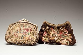 HANDVÄSKOR, 2 st. Omkring 1900.