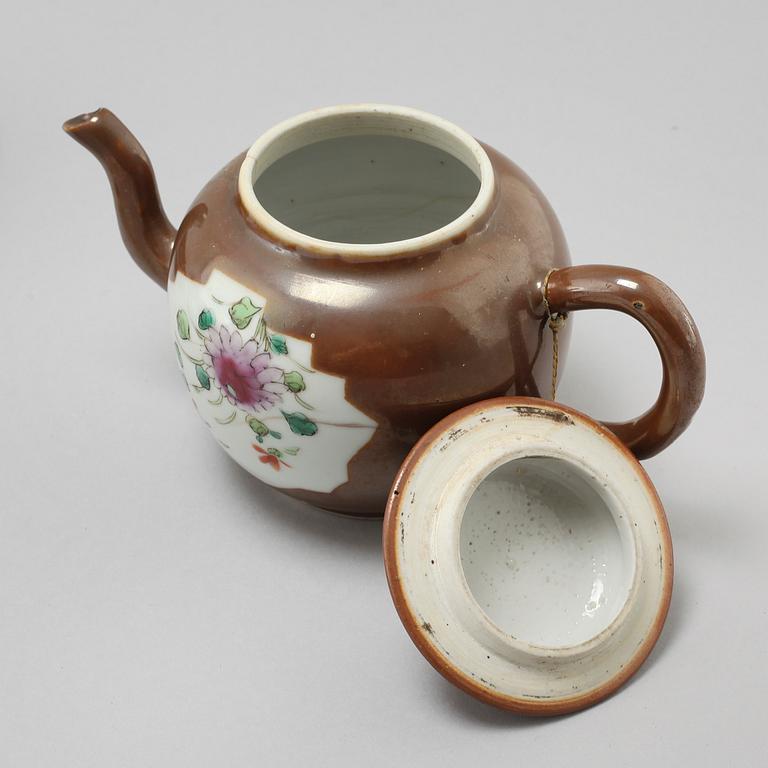 A porcelain teapot and seven cups from China, 18th century.