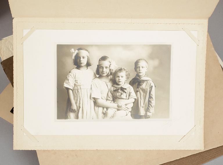 FOTOALBUM, ca 40 bilder, Jugend, omkring år 1900.