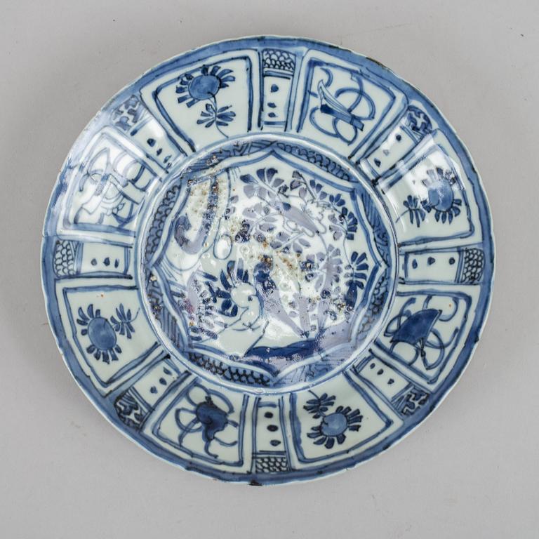 A set with three blue and white Kraak dishes, Ming dynasty, Wanli (1572-1620).