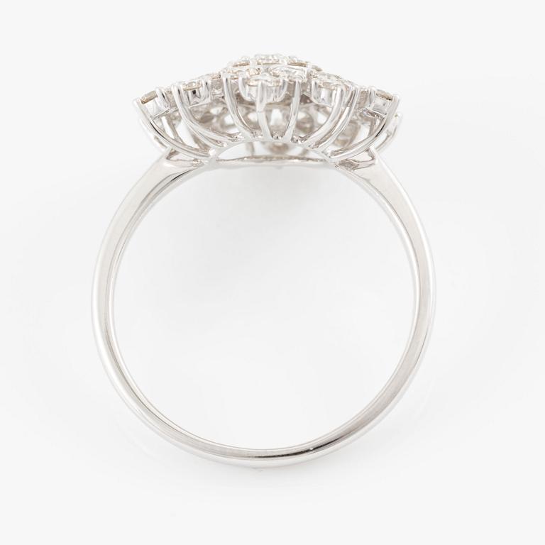 Ring, 18K white gold with brilliant-cut diamonds.