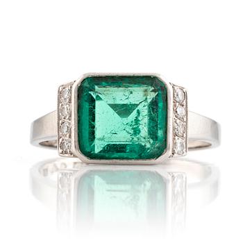 477A. Ring, platina med smaragd och åttkantslipade diamanter.